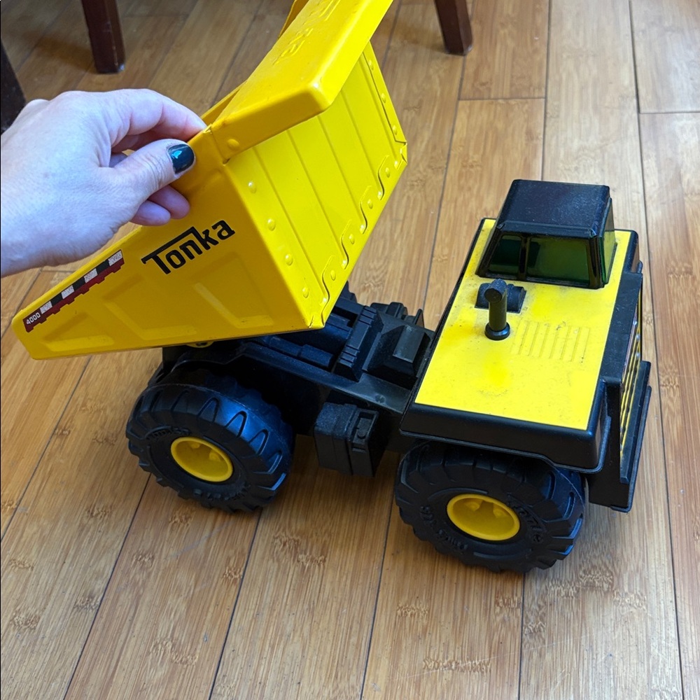 Large Metal Tonka Truck - Picture 6 of 9